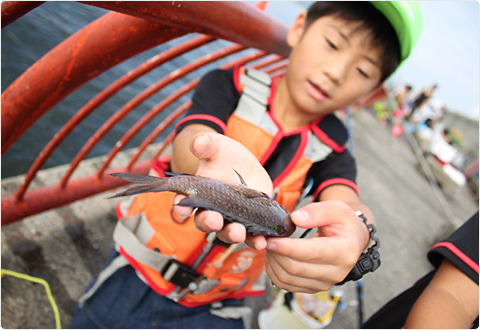 ウキ釣りセットを使ってつれたお魚と子供の様子